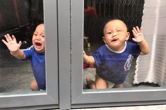 Nhờ chồng trông con để ra ngoài, mẹ trẻ quay về thấy 2 bé khóc ầm ĩ ở cửa, nhìn vào trong nhà thì 