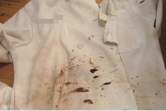 Đổ lon coca vào quần áo bẩn ai cũng nghĩ lãng phí, kết quả mang lại thật bất ngờ