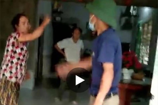 Trưởng thôn bị cặp vợ chồng hành hung khi đi tuyên truyền chống dịch Covid-19