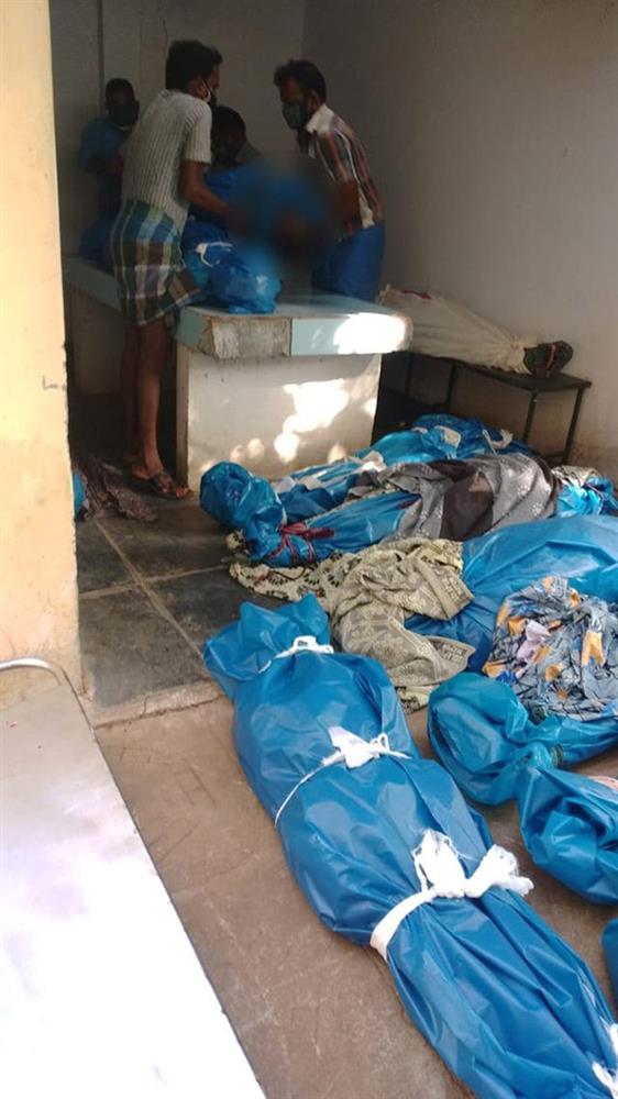 Bới thi thể tìm người thân: Thảm kịch bi đát giữa địa ngục Covid tại Ấn Độ-2