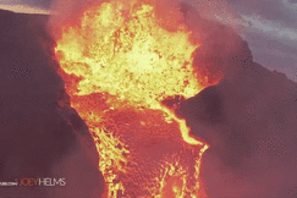 Cận cảnh núi lửa phun trào, nuốt gọn nhà cửa ở quần đảo Canary-1