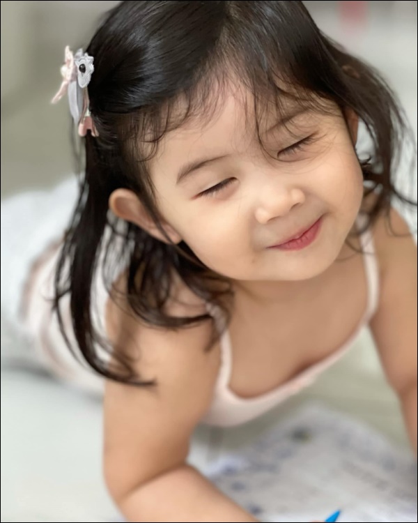 Thân Thúy Hà đau đầu, lo họp phụ huynh thường xuyên vì con gái hổ báo, mới hơn 2 tuổi đã tỏ ra chị Đại-5