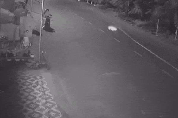 Hai người đàn ông giở trò mờ ám lúc nửa đêm khiến dân tình phẫn nộ