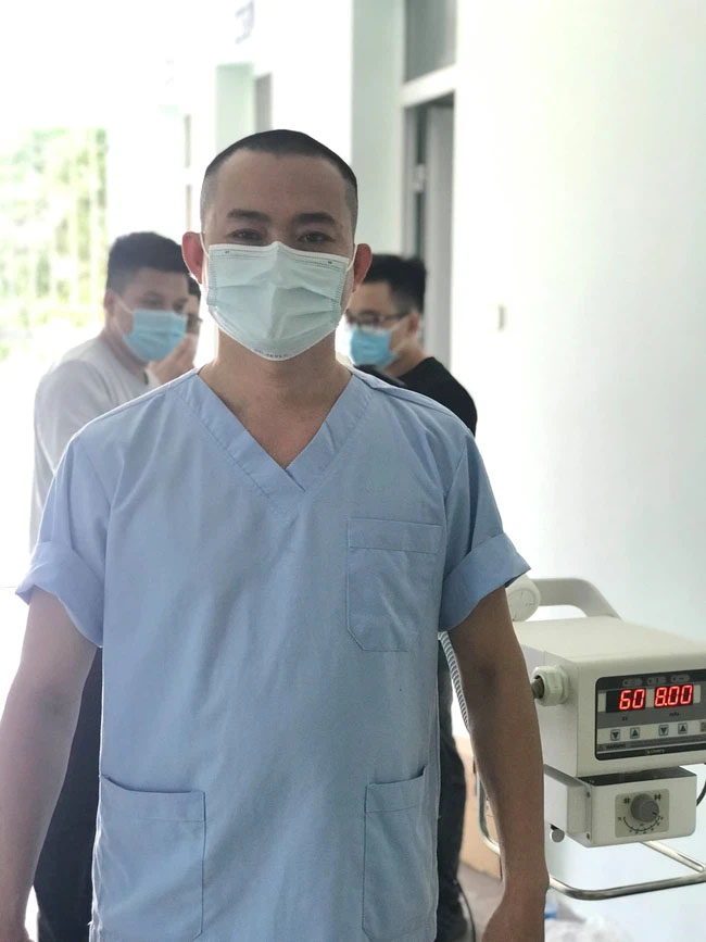 Bác sĩ Đà Nẵng xuống tóc lên đường chi viện Bắc Giang chống dịch: Soi gương thấy cũng đẹp trai, còn được vợ khen ngầu!-3