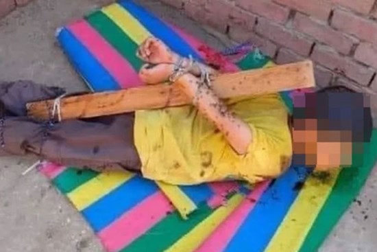 Bé 7 tuổi bị cha đẻ trói tay vào cây gỗ, bôi đầy mật ngọt rồi vứt lên mái nhà với mục đích man rợ, người mẹ căm phẫn chiến đấu đến cùng