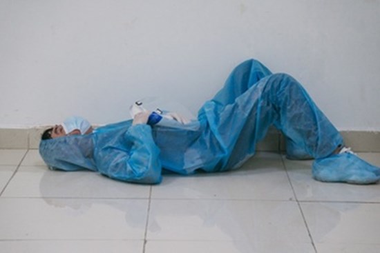 Lấy mẫu xuyên đêm ở TP.HCM, tình nguyện viên mệt mỏi nằm trên sàn nhà