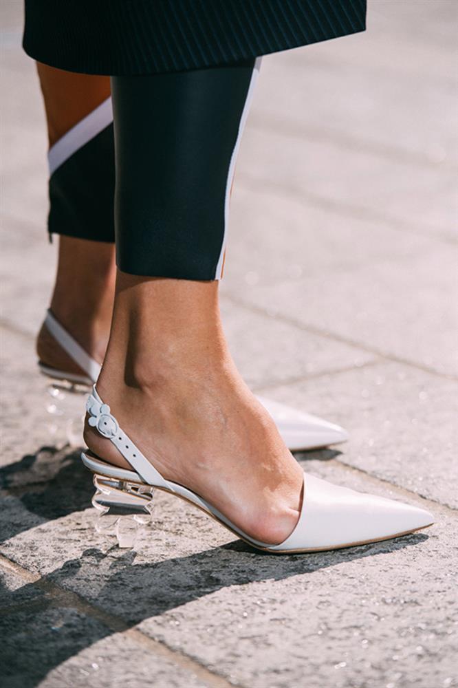 Có một kiểu giày tưởng hot trend sang chảnh nào ngờ lại khiến chân đen nhẻm, thô kệch dưới nắng hè-6