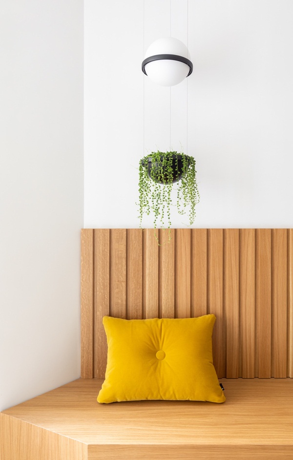 Trang trí nội thất cho gia đình thêm sống động với màu sắc tươi sáng, nhìn tưởng rối mắt mà vẫn sang trọng và cao cấp-1