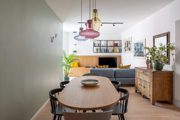 Trang trí nội thất cho gia đình thêm sống động với màu sắc tươi sáng, nhìn tưởng rối mắt mà vẫn sang trọng và cao cấp-3