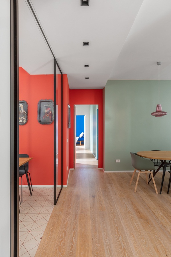 Trang trí nội thất cho gia đình thêm sống động với màu sắc tươi sáng, nhìn tưởng rối mắt mà vẫn sang trọng và cao cấp-4