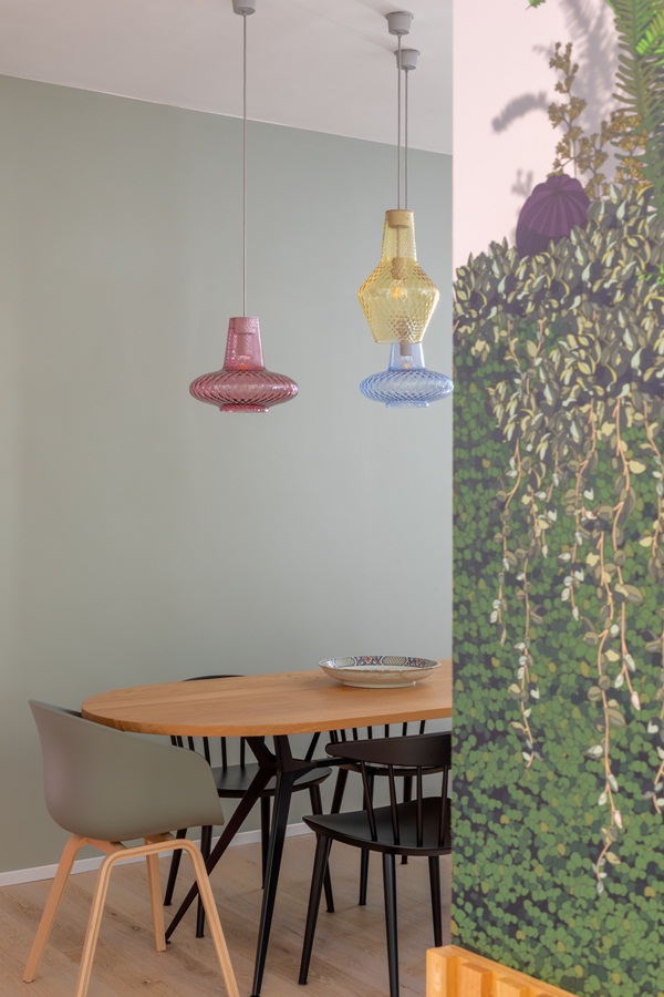 Trang trí nội thất cho gia đình thêm sống động với màu sắc tươi sáng, nhìn tưởng rối mắt mà vẫn sang trọng và cao cấp-6