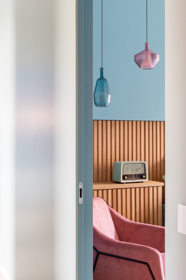 Trang trí nội thất cho gia đình thêm sống động với màu sắc tươi sáng, nhìn tưởng rối mắt mà vẫn sang trọng và cao cấp-17