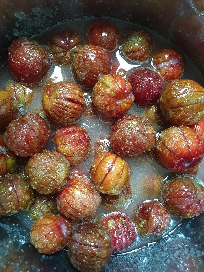 Nhà có nồi chiên không dầu lại còn đang mùa mận rẻ thì hãy làm món này để dành ăn dần nhé các chị-1