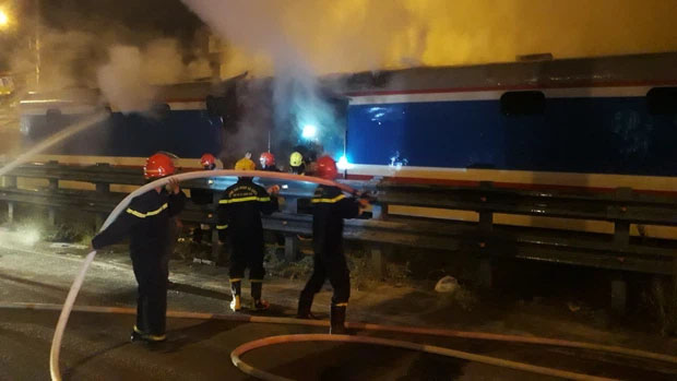 Tàu hỏa bốc cháy dữ dội khi đang chạy trên đường sắt-1