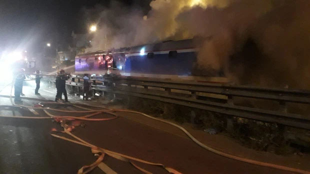 Tàu hỏa bốc cháy dữ dội khi đang chạy trên đường sắt-2