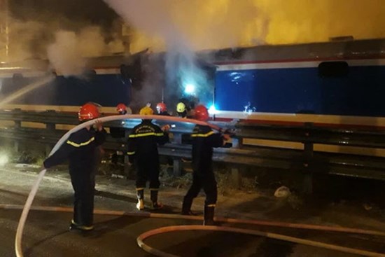 Tàu hỏa bốc cháy dữ dội khi đang chạy trên đường sắt