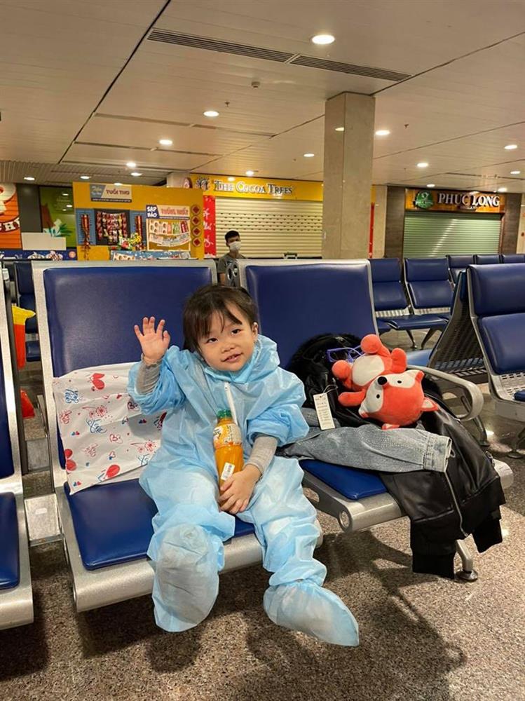 Sự thật bất ngờ đằng sau clip bé gái 3 tuổi mặc đồ bảo hộ kín mít, một mình đi cách ly gây xúc động trên MXH-2