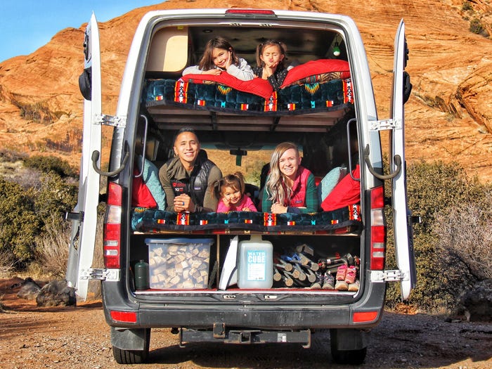 Cặp vợ chồng mê xê dịch hô biến chiếc xe tải thành không gian sống di động cho 5 người du lịch quanh châu Âu-2