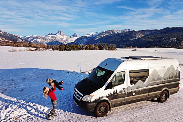 Cặp vợ chồng mê xê dịch hô biến chiếc xe tải thành không gian sống di động cho 5 người du lịch quanh châu Âu-6