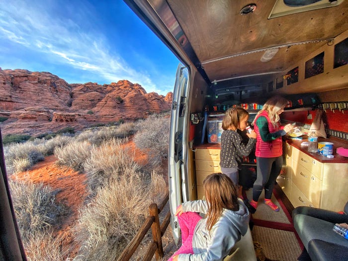 Cặp vợ chồng mê xê dịch hô biến chiếc xe tải thành không gian sống di động cho 5 người du lịch quanh châu Âu-10