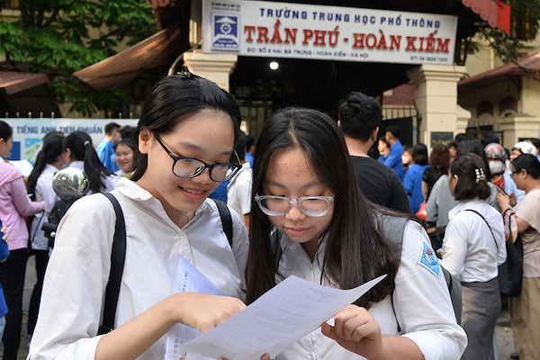 Đến muộn giờ thi vào lớp 10, nữ sinh có màn xử lý khiến cả cảnh sát, bảo vệ xung quanh đều hết hồn-1