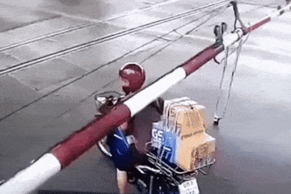 Clip: Cụ bà 70 tuổi lái xe bán tải cực mượt khiến tất cả trầm trồ thán phục-1