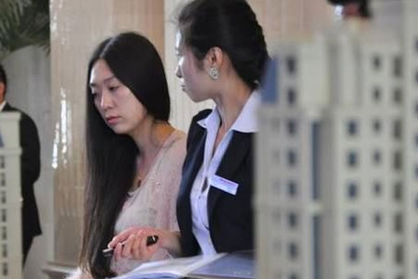 Bố chồng ốm nặng, tôi bất chấp sự phản đối của bố mẹ bán nhà để cứu ông, mấy năm sau ông gửi cho tôi một căn biệt thự vườn-1