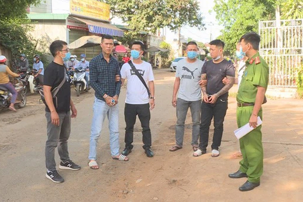 Cướp vừa rút súng đã phải bỏ chạy thoát thân-1