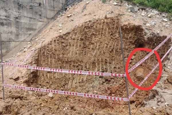 Phong tỏa tuyến đường sắt Bắc - Nam vì phát hiện bom sát đường tàu-2