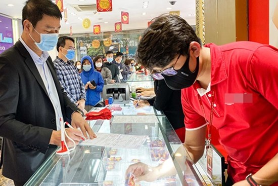 Giá vàng hôm nay 5/6: Đảo chiều và bán tháo