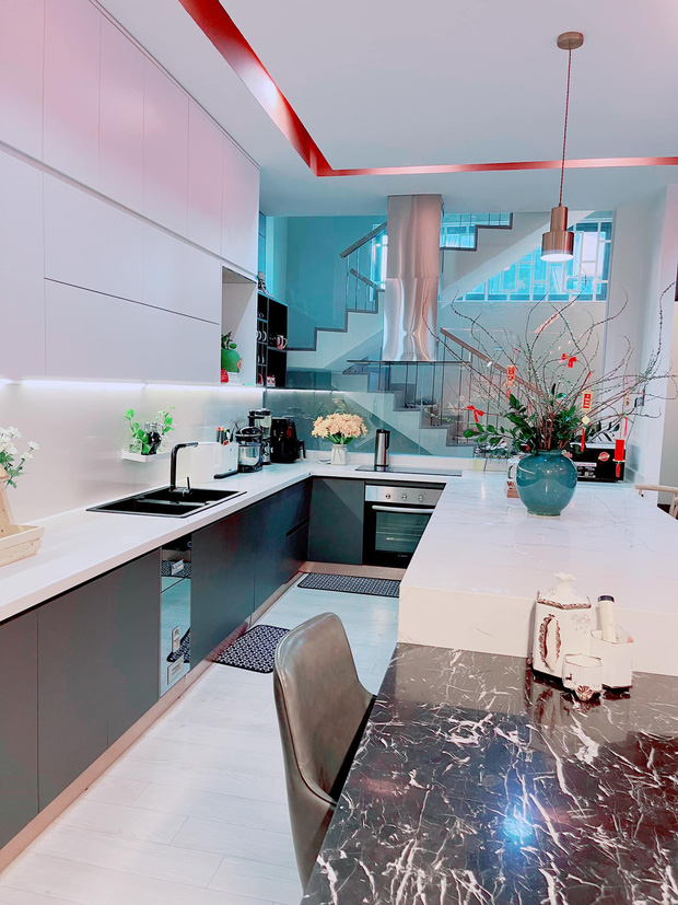 Kinh doanh tự do, vợ chồng xây nhà 4 tầng rộng 680m2, nhìn bếp với sân thượng chỉ biết khen: Đúng là nhà người ta!-4
