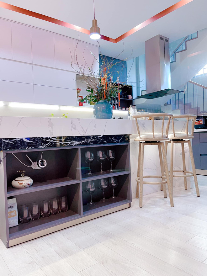 Kinh doanh tự do, vợ chồng xây nhà 4 tầng rộng 680m2, nhìn bếp với sân thượng chỉ biết khen: Đúng là nhà người ta!-5