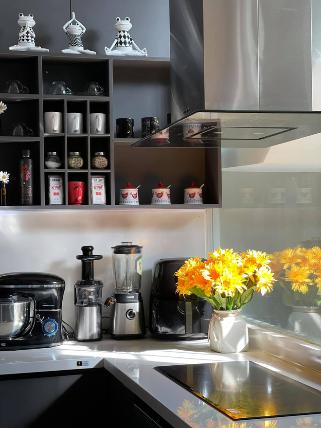 Kinh doanh tự do, vợ chồng xây nhà 4 tầng rộng 680m2, nhìn bếp với sân thượng chỉ biết khen: Đúng là nhà người ta!-6