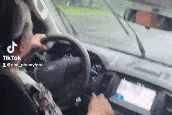 Clip: Cụ bà 70 tuổi lái xe bán tải cực mượt khiến tất cả trầm trồ thán phục