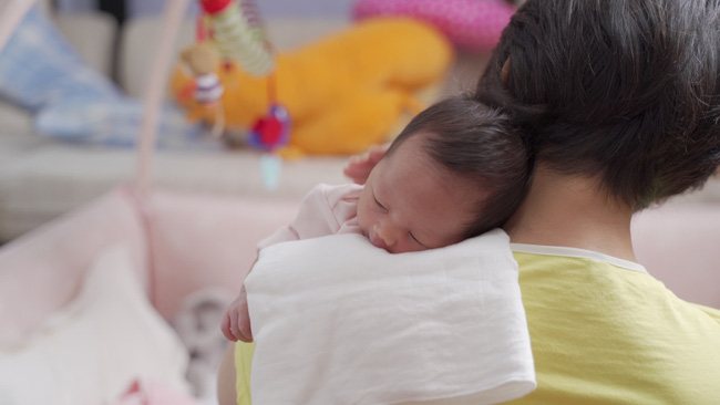 Con nhỏ ngủ với bà nội không còn quấy khóc, mẹ trẻ tò mò nhìn vào khe cửa liền phát hiện sự thật động trời-1