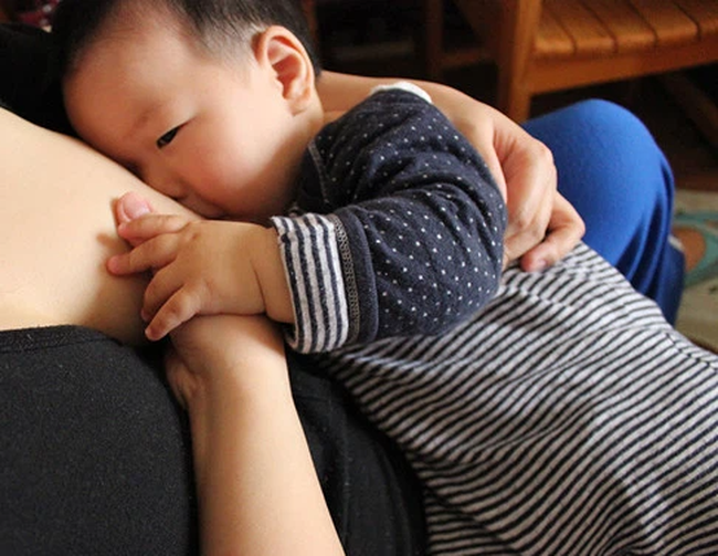 Con nhỏ ngủ với bà nội không còn quấy khóc, mẹ trẻ tò mò nhìn vào khe cửa liền phát hiện sự thật động trời-3