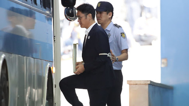 Vụ án thế kỷ của Hoàng đế và Thái tử Samsung: Cặp cha con chaebol quyền lực nhất Hàn Quốc lần lượt ngồi tù cùng vì một tội danh-7