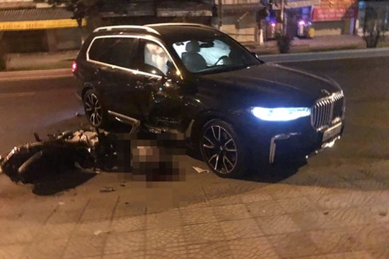Ô tô BMW X7 đi lùi tông tử vong nam thanh niên chạy xe máy