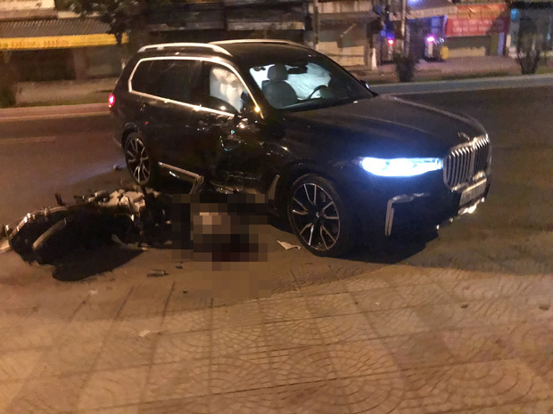Ô tô BMW X7 đi lùi tông tử vong nam thanh niên chạy xe máy-1
