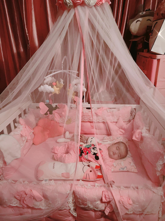 Vợ chồng Mạc Văn Khoa chọn cho con chiếc giường và màn màu trắng, còn tất cả mọi thứ khác như đệm, gối, chăn, thú bông trang trí... đều là màu hồng, đêm đầu xa bố mẹ cô nhóc đã làm 1 việc này-4
