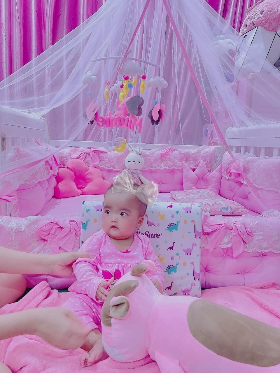 Vợ chồng Mạc Văn Khoa&nbsp;chọn cho con chiếc giường và màn màu trắng, còn tất cả mọi thứ khác như đệm, gối, chăn, thú bông trang trí... đều là màu hồng, đêm đầu xa bố mẹ cô nhóc đã làm 1 việc này-1