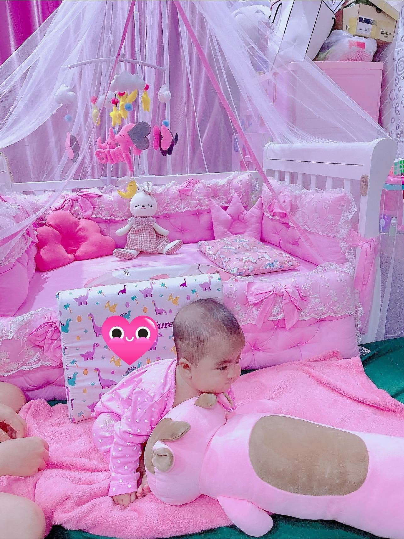 Vợ chồng Mạc Văn Khoa chọn cho con chiếc giường và màn màu trắng, còn tất cả mọi thứ khác như đệm, gối, chăn, thú bông trang trí... đều là màu hồng, đêm đầu xa bố mẹ cô nhóc đã làm 1 việc này-2