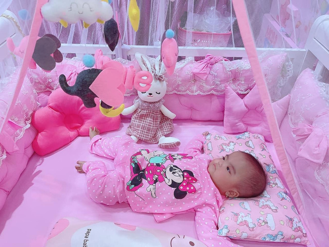 Vợ chồng Mạc Văn Khoa chọn cho con chiếc giường và màn màu trắng, còn tất cả mọi thứ khác như đệm, gối, chăn, thú bông trang trí... đều là màu hồng, đêm đầu xa bố mẹ cô nhóc đã làm 1 việc này-3