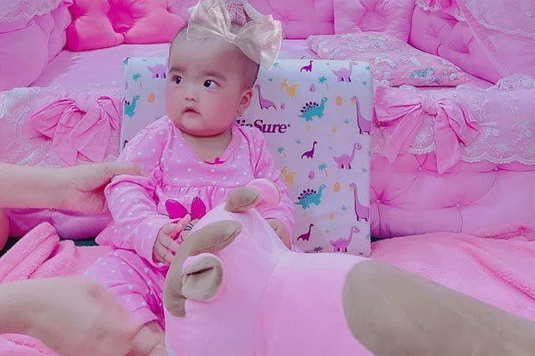 Con gái Mạc Văn Khoa diện quần áo toàn màu rực rỡ, không xanh nõn chuối thì tím mộng mơ, mẹ tiết lộ lý do thế này-17