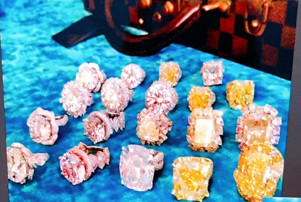 Cận cảnh BST kim cương hột mít sau này sẽ được bán hết để làm từ thiện của bà Phương Hằng-2