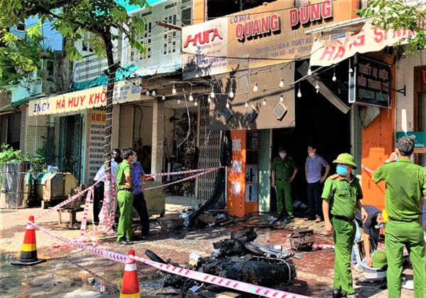 Hé lộ nguyên nhân cháy tiệm bán đồ điện khiến người phụ nữ mang thai cùng chồng và 2 con nhỏ chết thảm-1