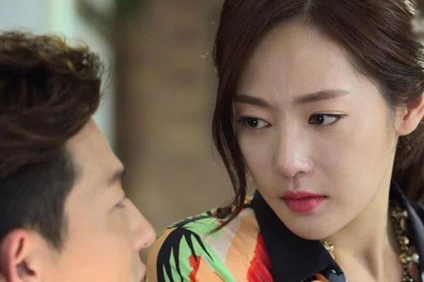 Vợ đang đau khổ tột cùng vì chồng ung thư thì bàng hoàng khi vô tình nghe được cuộc điện thoại lúc nửa đêm-1