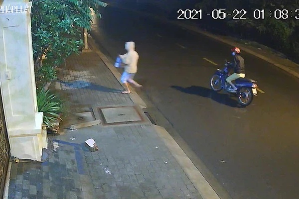 Vụ 2 người phụ nữ mang bé trai còn nguyên dây rốn bỏ lại ở bãi đất trống lúc nửa đêm: Một trong 2 người là mẹ ruột, bị trầm cảm và có hoàn cảnh khó khăn-1