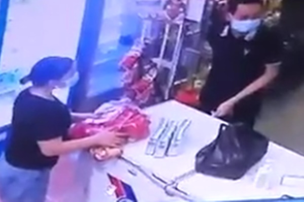 Nam công nhân mắc COVID-19 vượt tường rào bệnh viện có thể bị xử lý hình sự nếu F1, F2 thành F0?-2