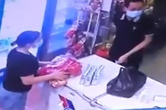 Camera ghi lại khoảnh khắc nam F0 trốn khỏi khu cách ly mua đồ ăn cho nhóm bạn gái ở Bắc Giang